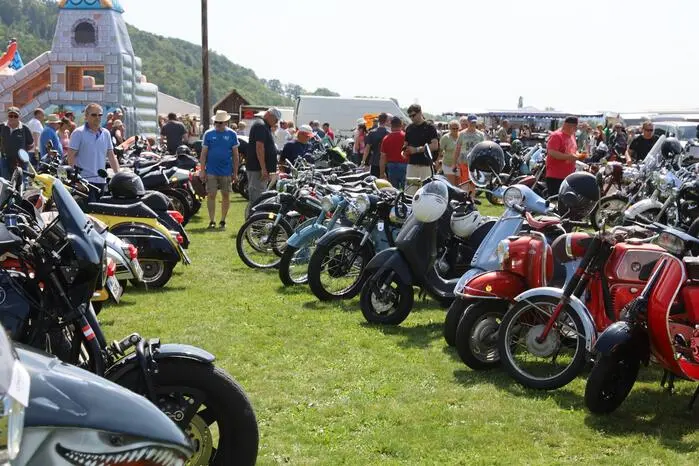 Neben historischen Autos und Traktoren gab es auch alte Motorräder zu bestaunen