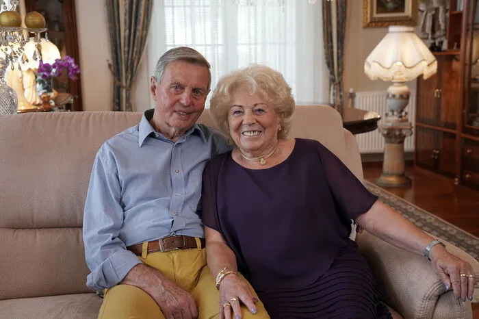 Rosa, 83-jährige Physiotherapeutin im Ruhestand aus Niederösterreich, war sich in der Sendung vom 3. August 2020 noch nicht ganz sicher, ob das mit einer Partnerschaft noch einmal hinhauen würde: „Es ist ja ein Wunder, wenn einem die Liebe begegnet, das ist nicht so leicht,“ fasste es die älteste Teilnehmende der „Liebesg’schichten und Heiratssachen“-Saison 2020 zusammen. Vor zehn Monaten ist dann tatsächlich dieses Wunder passiert! Gottfried heißt der Auserwählte und entspricht ganz Rosas Vorstellungen: „Er ist toll von Kopf bis Fuß und hat ein warmes Herz.“ 36 Zuschriften hat Die Niederösterreicherin nach ihrem Aufruf in der Sendung erhalten, sieben Männer hat sie zum Rendezvous getroffen, aber der Blitz schlug nicht ein. Gottfried, der achte Mann, wurde dann zur ganz großen Liebe: „Wir haben uns getroffen, und es hat gefunkt.“ Auch Gottfried hatte bereits beim ersten Date Schmetterlinge im Bauch, erzählt er im gemeinsamen Interview: „Und dann hat unser Liebesglück begonnen und nicht mehr aufgehört“, so der junggebliebene Niederösterreicher: „Ich bin sonst eher zurückhaltend, aber bei der Rosa hab‘ ich gleich gespürt, dass ich gut ankomme.“ Die zwei sind ein Herz und eine Seele und genießen jeden Tag miteinander: „Der Humor und die Vertrautheit halten uns jung und gesund,“ schwärmen die Turteltäubchen.