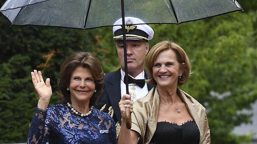 Ein Regenschirm für Schwedens Königin Silvia