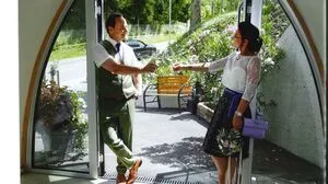 Claudia und Matthias stoßen auf ihre gemeinsame Zukunft an 