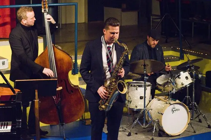 Beim Blue Monday war er mit besonderen Musikern im Theaterkeller zu sehen und zu hören.