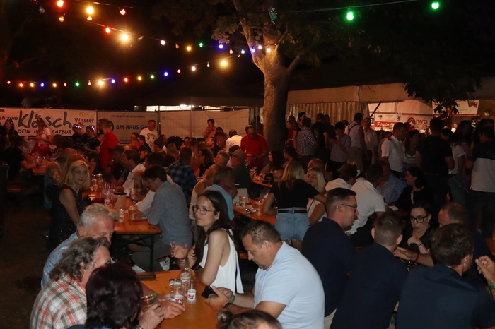 ... auch im Freien nutzten die Gäste den warmen Sommerabend um mit Freunden zu feiern.