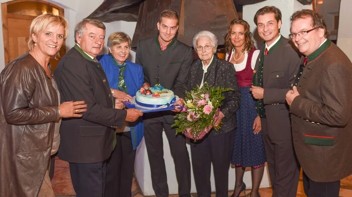 Familie Bogensperger und das Team der Katschbergbahnen luden zu einem gemütlichen Abend anlässlich des 60. Jubiläumsjahres der Bergbahnen: Karin Bernhard, Josef Bogensperger sen., Brigitte Bogensperger, Michael Bogensperger, Gertrude Bogensperger, Denise Bogensperger, Josef Bogensperger jun., Arnulf Prasch (von links)