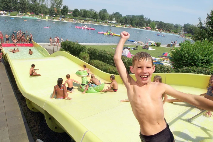 Mit einer Wasserfläche von 23.000 Quadratmetern ist Fürstenfeld das größte Beckenbad Österreichs. Gäste ziehen auch der zehn Meter hohe Sprungturm und die 116 Meter lange Speedrutsche an. Drei Beachvolleyballplätze und eine Trampolinanlage sorgen für zusätzliches Vergnügen. Geöffnet ist das Freibad täglich von acht bis 20 Uhr, an Sonn- und Feiertagen ab 7.30 Uhr.