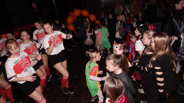 Im Saal und im Foyer des Kunsthauses Weiz bot, der von den Kinderfreunden Weiz veranstaltete Kindermaskenball, ein kunterbuntes, unterhaltsames Programm.