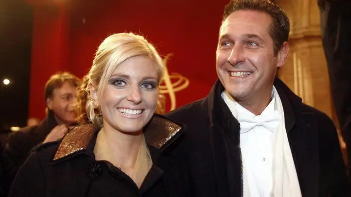Auf solchen staatstragenden Bildern war er zuletzt als Vizekanzler zu sehen: Heinz-Christian Strache mit seiner Frau Philippa. Seitdem er dieses Amt innehatte, inszenierte er sich als romantischer Ehemann, Papa-Monat-Vater und Hundefreund.