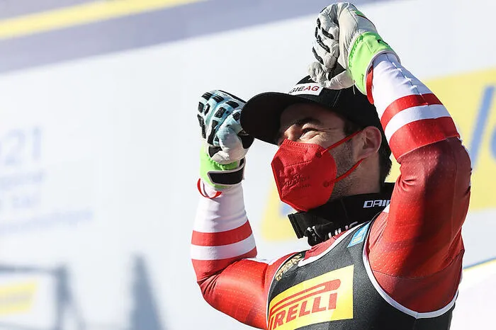 Donnerstag (11.2.): Bei schönstem Wetter beginnt die WM nun auch sportlich und das noch dazu mit Favoritensiegen und zugleich Neulingen auf dem Gold-Rang. Den Damen-Super-G gewinnt die Schweizerin Lara Gut-Behrami vor ihrer Landsfrau Corinne Suter und US-Titelverteidigerin Mikaela Shiffrin. Die Steirerin Tamara Tippler wird Siebente. Im Herren-Rennen schlägt der Oberösterreicher Vincent Kriechmayr vor dem für Deutschland fahrenden Tiroler Romed Baumann und dem Franzosen Alexis Pinturault zu - das erste ÖSV-Gold ist verbucht.