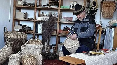 Viel Geduld und vor allem Wissen braucht es zum Korbflechten. Brachmaier verfügt über beides