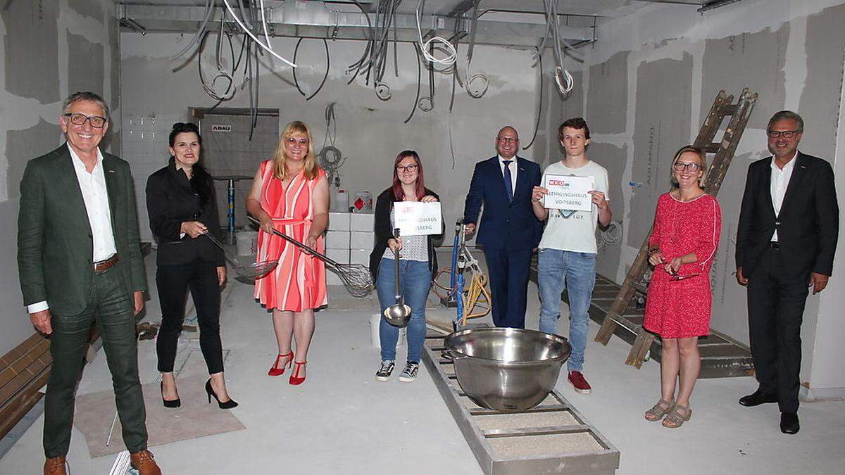 WK-Präsident Josef Herk, Heike Stark-Sittinger (GF der Lehrlingshäuser Steiermark), Lehrlingshaus-Leiterin Daniela Platzer, Lehrling Selina Herbst, WK-Obmann Peter Sükar, Lehrling Michael Schneidhofer, Küchenchefin Elisabeth Oswald und WK-Direktor Karl-Heinz Dernoscheg (von links)