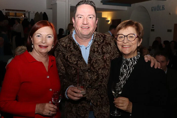 Gesehen wurden: Vize-Bgm. Isabella Breiml, Dieter Platzer (Landesamstdirektor), Gernot Murko (Ehrenpräsident Rechtsanwaltskammer), am Foto Links: Marietta Weißnar (Obfaru Kulturverein Feldkirchen), Dieter Kraßnitzer (Präsident Lions Club Feldkirchen), Brigitte Ponta-Zitterer (Obfrau Museumsverein), Arnold Moser (Sponsor M&R Bau), Susanne Zinell Assistant Governor von Ratary), Petra Hatzel (Obfrau Theatergruppe St. Ulrich) mit dem „Pisten-Peppe“ Jürgen Nindler , Waltraud Bina (Ehrenobfrau „Lichtblick“), Bruno Stadler (Vater), Sonja Ragger (Tante) und Onkel Dietmar Stippich von Simon Stadler.