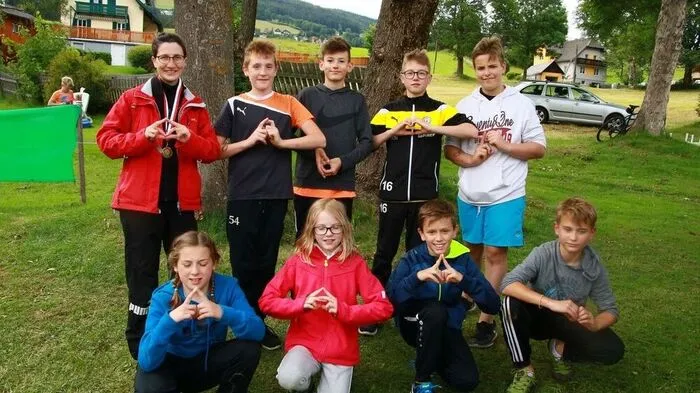 Die Kinder der 2 A Klasse der NMS Birkfeld hatten sich die Teilnahme selbst organisiert und wurden von ihrer Lehrerin Tanja Bruxmeier tatkräftig unterstützt. (Bild TRI 2Kl. NMS)