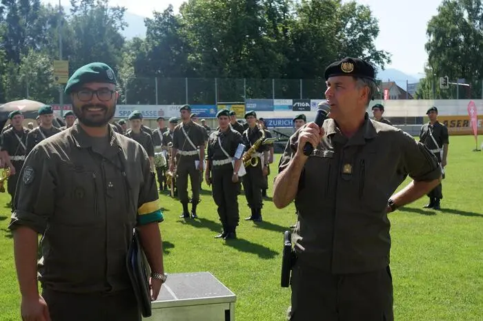 Informationsoffizier Zugsführer John Patrick Platzer mit Militärkommandanten Philipp Eder