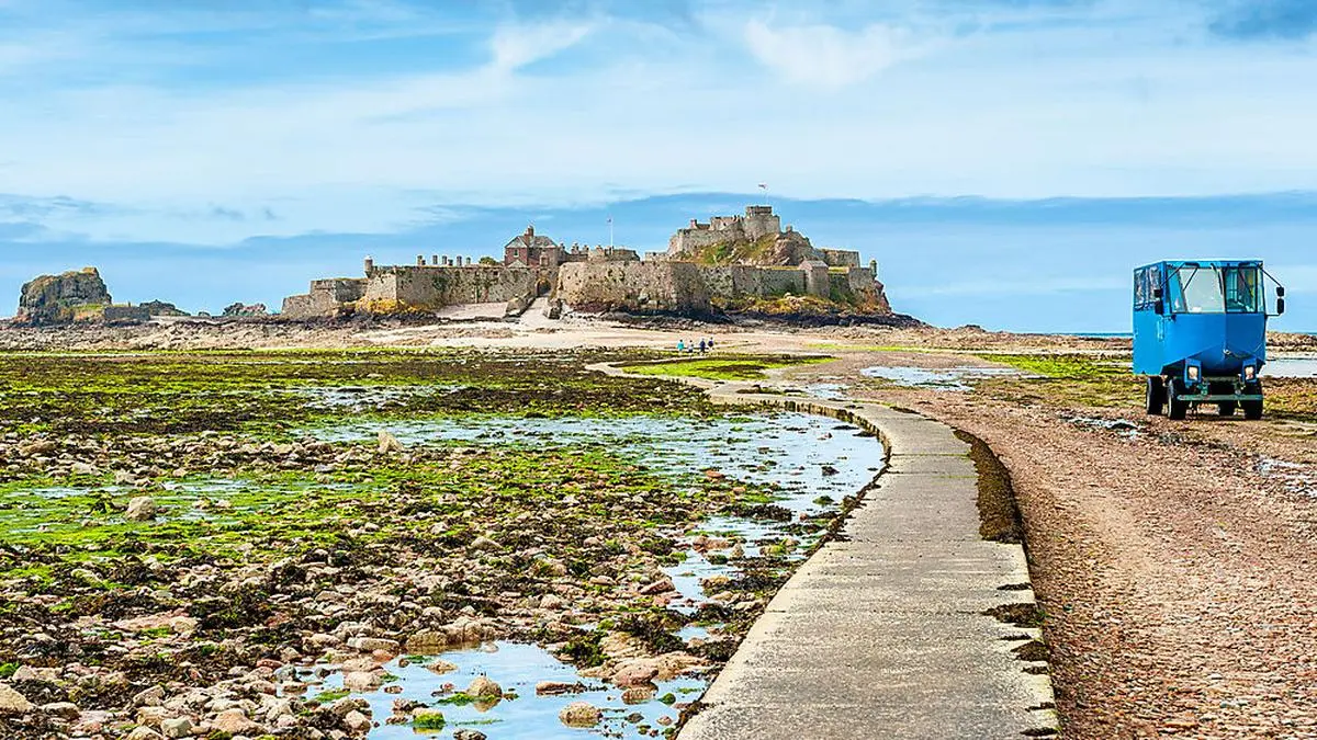 Wenn der dritthöchste Tidenhub der Welt den Meeresboden zwischen St. Helier und Elizabeth Castle auf Jersey freilegt, erledigt  Amphibienfahrzeug "Charming Betty“ seinen Job trockenen Reifens