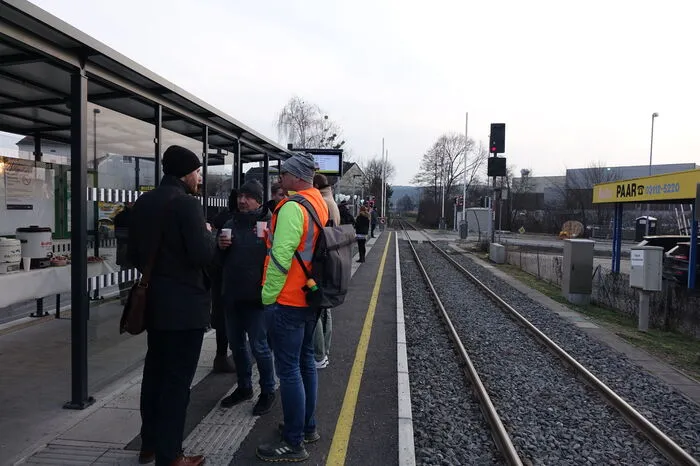 Ein energieoptimiertes LED-Beleuchtungskonzept, einen neuen Fahrgastunterstand sowie ein neues Fahrgastinformationssystem bietet die Zughaltestelle.