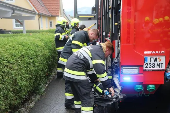Insgesamt 38 Feuerwehrleute der Wehren St. Margarethen und St. Lorenzen rückten gemeinsam mit Einsatzkräften des Roten Kreuzes und der Polizei zum Einsatzort aus.