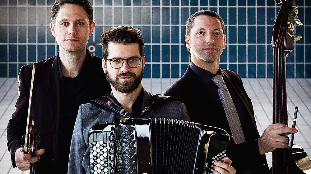 Das Trio folksmilch spielt in Gleisdorf auf