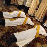 Gehorsam und Zölibat: Zwei Weiheversprechen werden bei jeder Priesterweihe gegeben.
