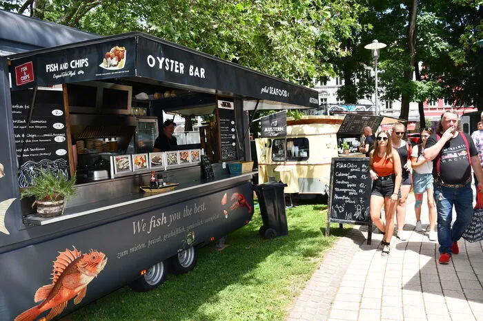 Freitagmittag eröffneten die bunt gemischten Stände und Streed Food Wägen ihre Straßenküchen.