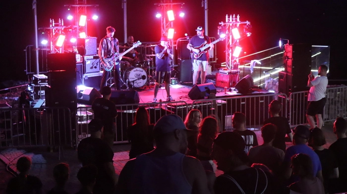 Bis nach Mitternacht sorgten fünf verschiedene Bands für Rockklänge am Griffner Schlossberg.