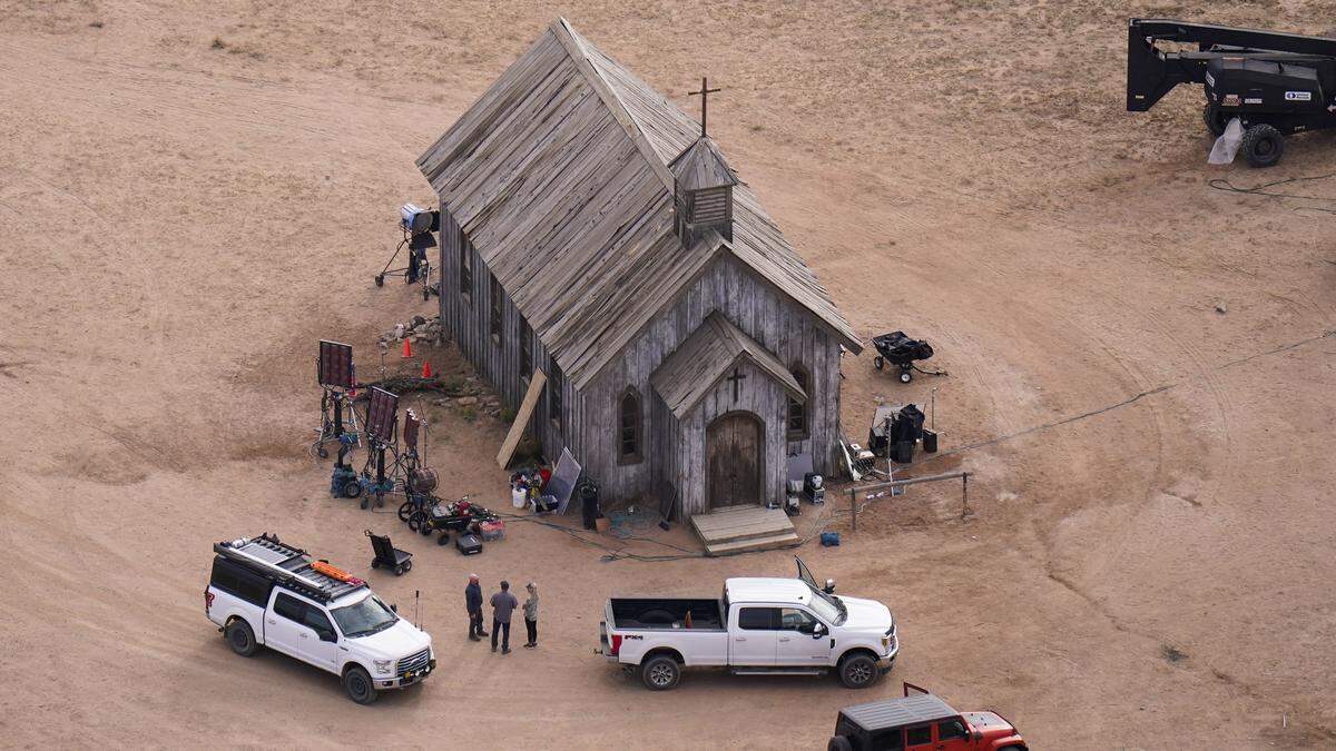 Bei Dreharbeiten auf einer Filmranch in Santa Fe (New Mexico) war Hutchins im Oktober 2021 tödlich verletzt worden