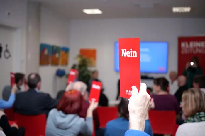Dabei platzte das Büro in der Alleegasse 8 fast aus allen Nähten, so viele Bürgerinnen und Bürger wollten bei der Diskussion dabei sein. Bis kurz vor Start um 18 Uhr trudelten letzte Anmeldungen ein, denn das Thema Verkehr bewegt die Menschen in Hartberg, wie auch unsere Beiträge über die Ressavarstraße und den Hauptplatz zeigten. 