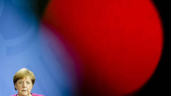 Mit dem Rücken zur Wand. Mit der „Willkommenskultur“ ist es vorbei, Koalitionspartner CSU hat der Kanzlerin ein Ultimatum bis zum Tag nach dem Gipfel gestellt – Merkel spricht von tri- und bilateralen Lösungen, scheint Konzessionen einzugehen. Sie steht stark unter Druck, aber nach wie vor hat sie in Europa eine starke Stimme. Doch sie muss eine Lösung aus Brüssel mitbringen; ob das gelingt, ist fraglich.