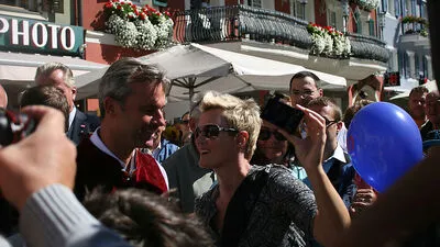 Norbert Hofer wurde am  Lienzer Hauptplatz von hunderten Menschen umringt 