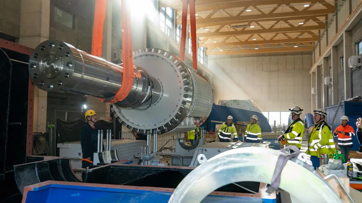 Einheben der ersten, rund 85 Tonnen schweren Rotorwelle im Krafthaus von Obervellach II