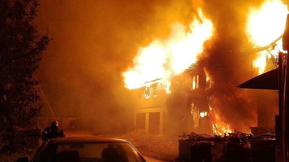 Ein Übergreifen der Flammen auf zwei Nebengebäude konnte verhindert werden