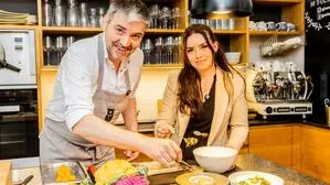 Koch Manuel Ressi und Kleine Zeitung-Redakteurin Katharina Pollan in der Showküche des „Kleinen Bären“