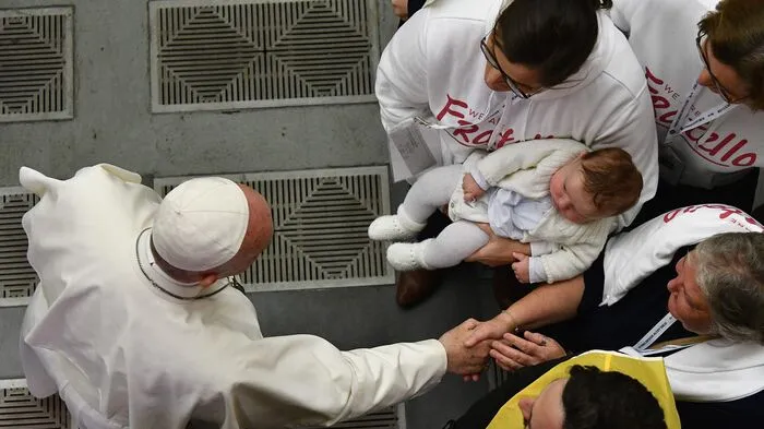 Papst Franziskus hält Ungerechtigkeit für die "perverse Wurzel" der Armut. "Es ist der Schrei der vielen Lazarusse, die weinen, während einige reiche Prasser das genießen, was rechtmäßig allen zusteht", sagte der Pontifex am Sonntag in Rom anlässlich des Welttags der Armen.