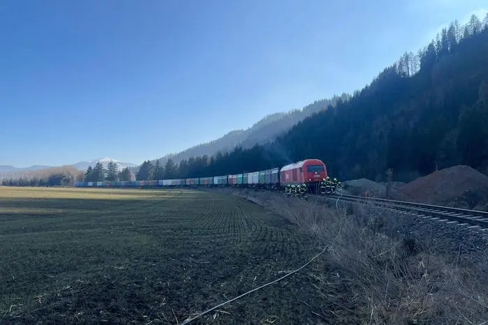 Im Einsatz waren rund 30 Feuerwehrleute mit sieben Fahrzeugen.