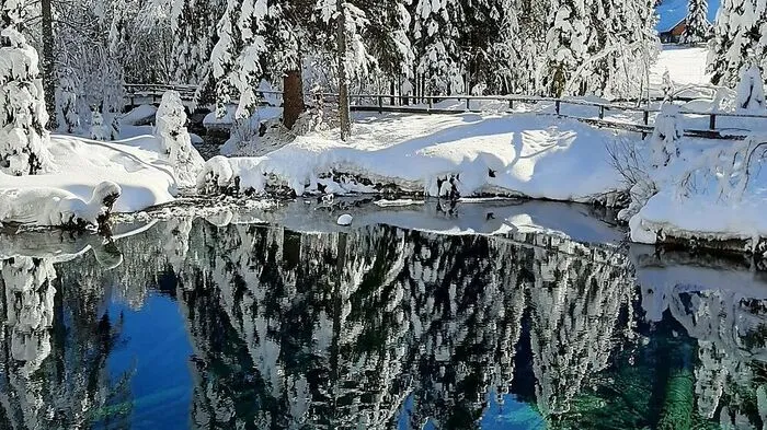 Rund 26 Kilometer von Klagenfurt entfernt liegt das Meerauge im Bodental inmitten der schönen Karawanken. Ein großer Parkplatz beim Familienhof Sereinig bietet einen wunderbaren Ausgangspunkt für die Schneeschuhwanderung zum Meerauge. Für besonders motivierte Schneeschuhwanderer empfiehlt sich eine Wanderung vom Meerauge bis zur Ogrisalm. Angefangen beim Meerauge erreicht man nach zirka 30 Minuten die Märchenwiese und nach weiteren 600 Höhenmetern die Ogrisalm.