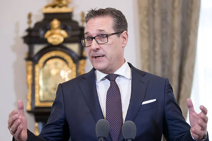 Heinz-Christian Strache: Im Amt angekommen Note: 3 Heinz-Christian Strache ist im Amt des Vizekanzlers angekommen. Als Sportminister fühlt er sich pudelwohl, und auch der Kanzler bereitet ihm keine schlaflosen Nächte: Kurz bindet ihn überall ein und gibt dem Vizekanzler zu keinem Zeitpunkt das Gefühl, nur Juniorpartner einer ÖVP-geführten Regierung zu sein. Als FPÖ-Chef steht Strache mehr denn je unter Strom, denn die Erwartungshaltung einer Anhängerschaft, die zehn Jahre lang Fundamental- und Brachialopposition gewohnt war, ist gewaltig. Vor zwei Wochen lagen die Freiheitlichen in den Umfragen noch sehr stabil (rund 24 Prozent), der befürchtete Einbruch fand nicht statt. Ob das so bleibt? Völlig offen sind die Nachwehen der Entscheidung zur Flexibilisierung der Arbeitszeit, von der die blaue Klientel besonders betroffen ist. Dass der Beschluss mit dem Ferienbeginn zusammenfällt, ist wahrlich kein Zufall