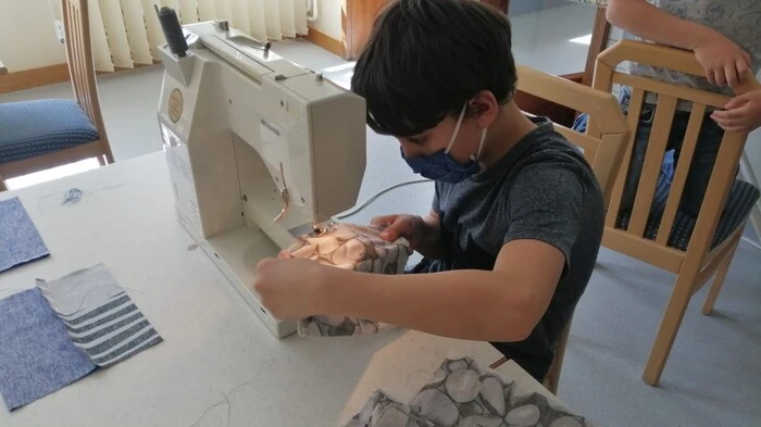Aus bunten Stoffresten haben Schüler und Schülerinnen der Volks- und Mittelschule Obervellach, die in der Schulischen Freizeitbetreuung von FamiliJa betreut wurden, für ihre Mitschüler Mund-Nasen-Schutz-Masken genäht.