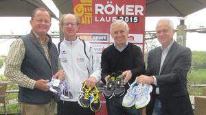 Kurt Stessl, Reinhold Heidinger, Sepp Hartinger und Helmut Leitenberger (v.l.) präsentieren das Programm des Römerlaufs 2015.