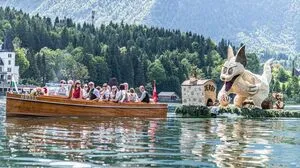 Beeindruckender Bootskorso am Grundlsee