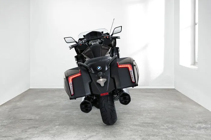 In weiten Teilen basiert sie auf zwar auf der Technik der K 1600 GT, aber um die nach hinten abfallende Linienführung zu realisieren, wurde die Heckpartie neu konstruiert.