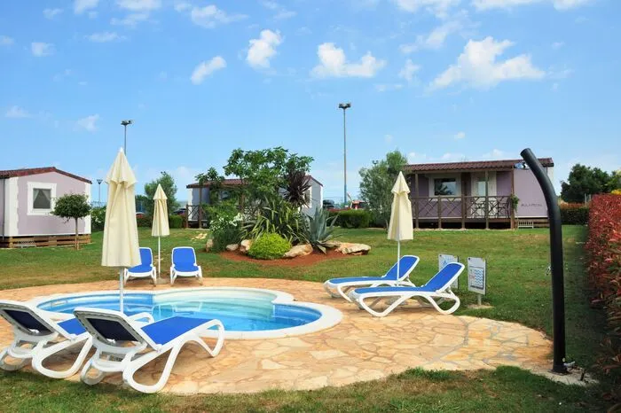 Viel Freiraum, Ruhe und Komfort bietet das Premium Village im Sirena-Campsite.