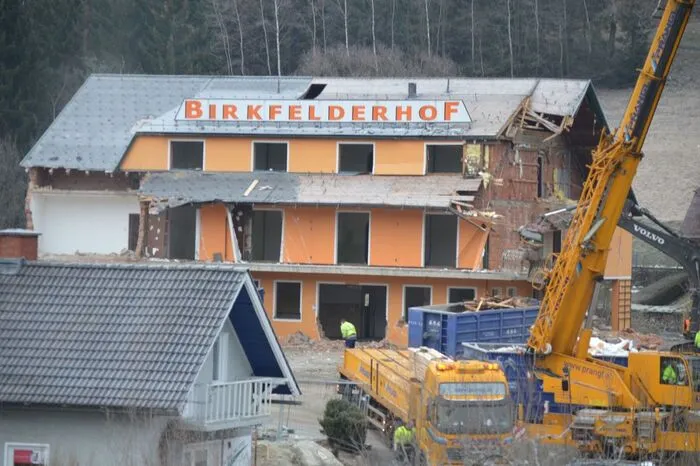 Die Familie Hirsch-Kristoferitsch hatte lange um den Bestand des Hauses gekämpft, musste den gut gehenden Betrieb aber letztlich schließen, weil in dieser Region nicht genügend Personal gefunden werden konnte.