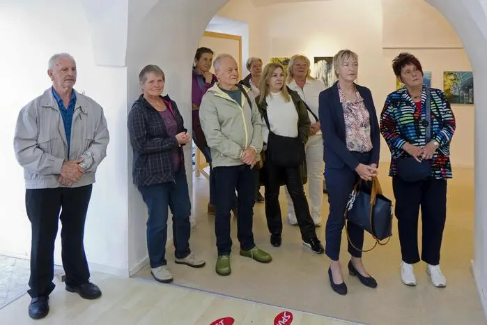 Bis 27. Juni sind Werke von Reinhilde Bärnthaler, Margarethe Neuböck und Daniela Tockner zu sehen.
Zur Vernissage begrüßte Vizebürgermeisterin Birgit Heim zahlreiche Besucher.