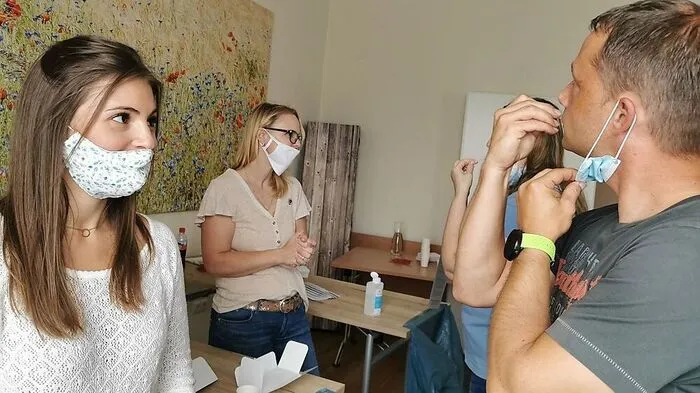 Elena Mölzer und Sandra Bindhammer bei der Typisierung. Für Hannes Fugger und viele andere ist es selbstverständlich sich typisieren zu lassen
