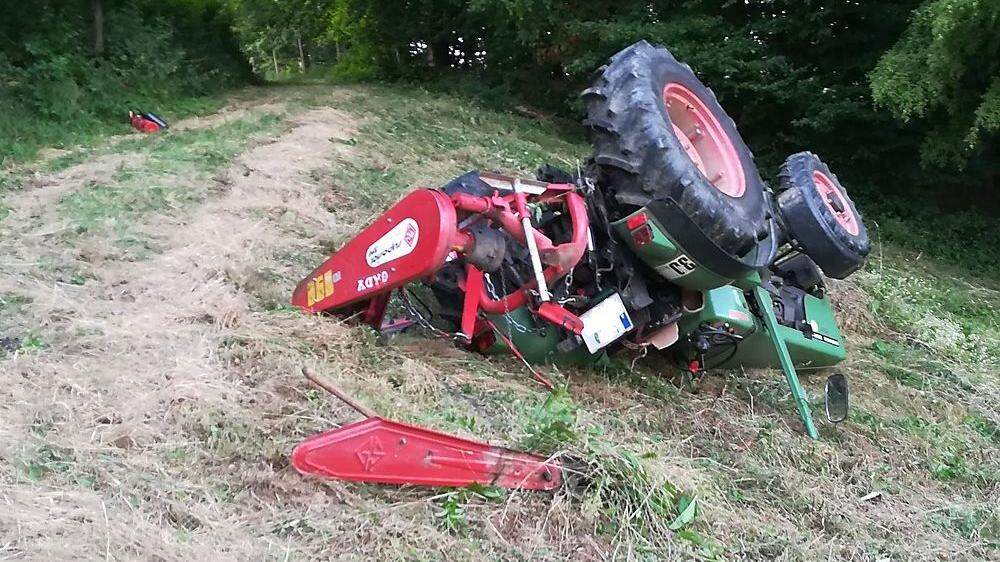 Auf steilem Gelände stürzte der Traktor um