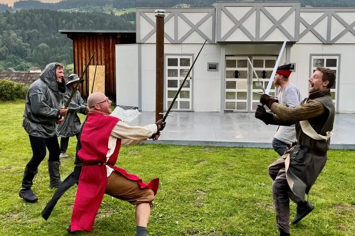 Auch ausgebildete Schwertkämpfer, die im Vorfeld mit den Schauspielern trainiert haben, spielen mit und bieten spannende Kampfszenen.