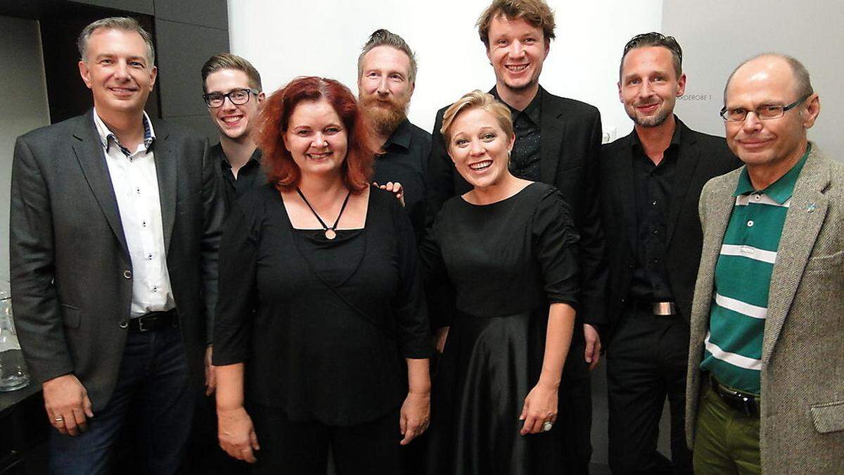 Johann König (links) und Oswin Donnerer (rechts) waren von Evelyn Ruzicka (Vierte von rechts) und ihrer Band begeistert