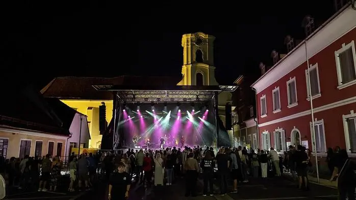 Mit „Automatic People“ aus Deutschland stand beim ersten Open-Air Konzert der Fürstenfelder Augustini-Festtage eine der renommiertesten R.E.M-Tribute-Bands auf der Augustinerplatz-Bühne.