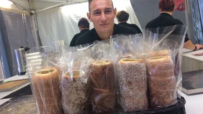 Es muss nicht immer eine, zugegeben köstliche, Schaumrolle sein: Beim Stand von Ketosnu László gibt es g'schmackigen Baumkuchen, der ebnso den süßen Gaumen verwöhnt - mit Zimt-, Walnuss-, Kakao- oder Kokosgeschmack. Ein Besuch in den Vorräumen der Stadthalle lohnt sich jedenfalls. Eine dieser Teigspezialitäten für "Süße" kostet fünf Euro. 