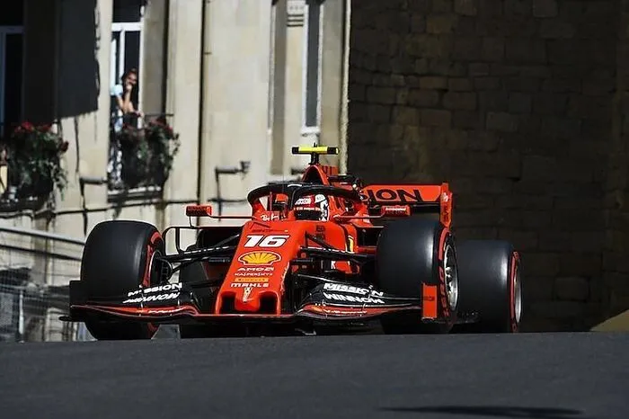 Ferrari wählt für das Wochenende in Baku die falschen Reifen und lässt Charles Leclerc im Rennen viel zu lange draußen.
