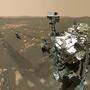 Mars-Selfie von „Ingenuity“ (links) und „Perseverance“ – es ist eigentlich aus 62 Einzelbildern  zusammengesetzt