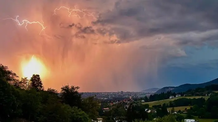 Von den Randgebirgen ziehen die Gewitter Richtung Süden und Osten